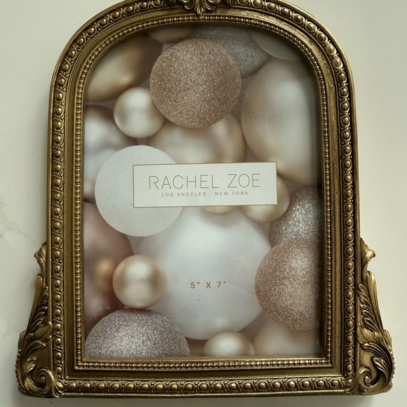 Rachel Zoe NWOT Victorian Gold Picture Frame 5x7 Cottagecore
Roses Farmhouse - Picture 3 of 5
